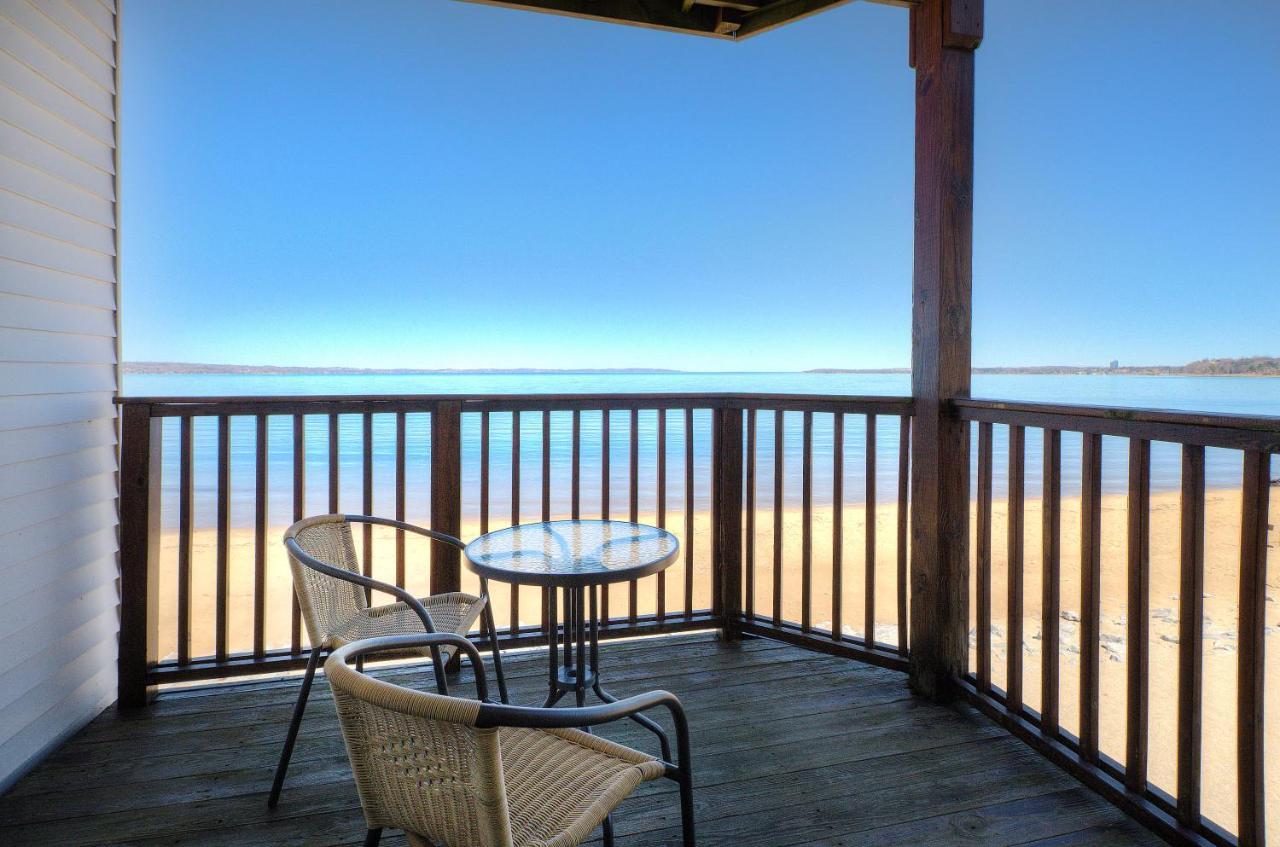 Beachside 216 With Pool Hot Tub And Private Deck Overlooking East Bay Traverse City Exterior photo