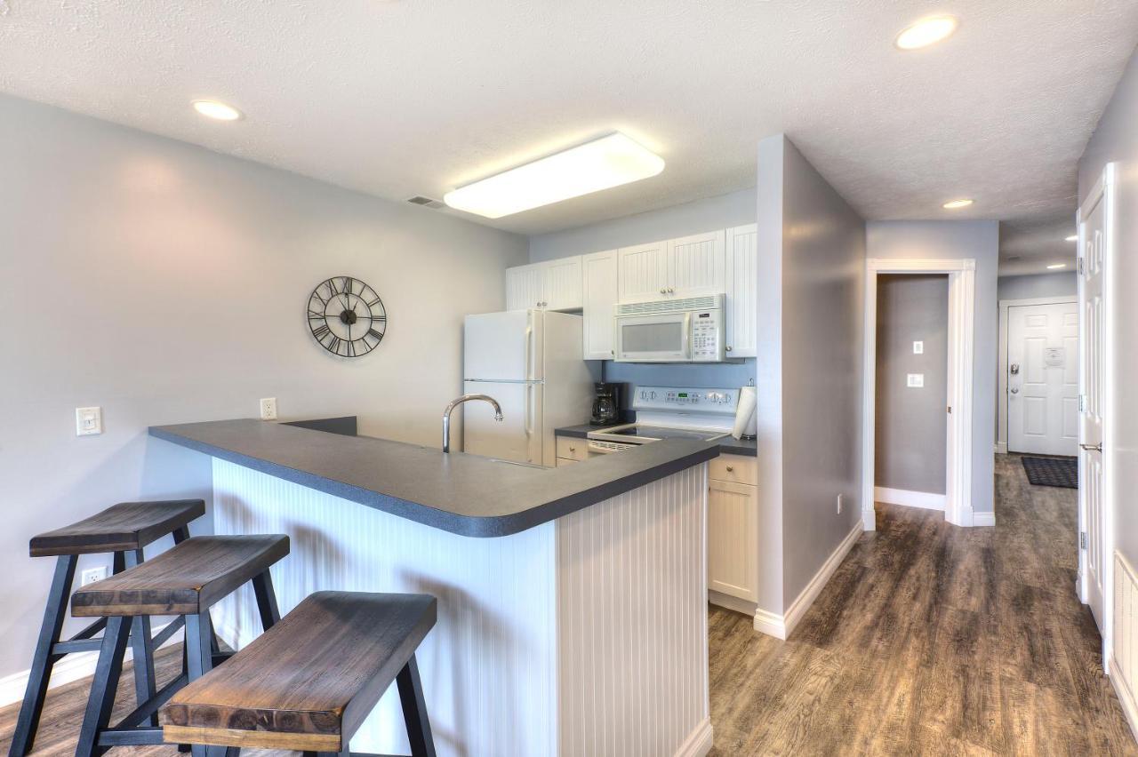 Beachside 216 With Pool Hot Tub And Private Deck Overlooking East Bay Traverse City Exterior photo