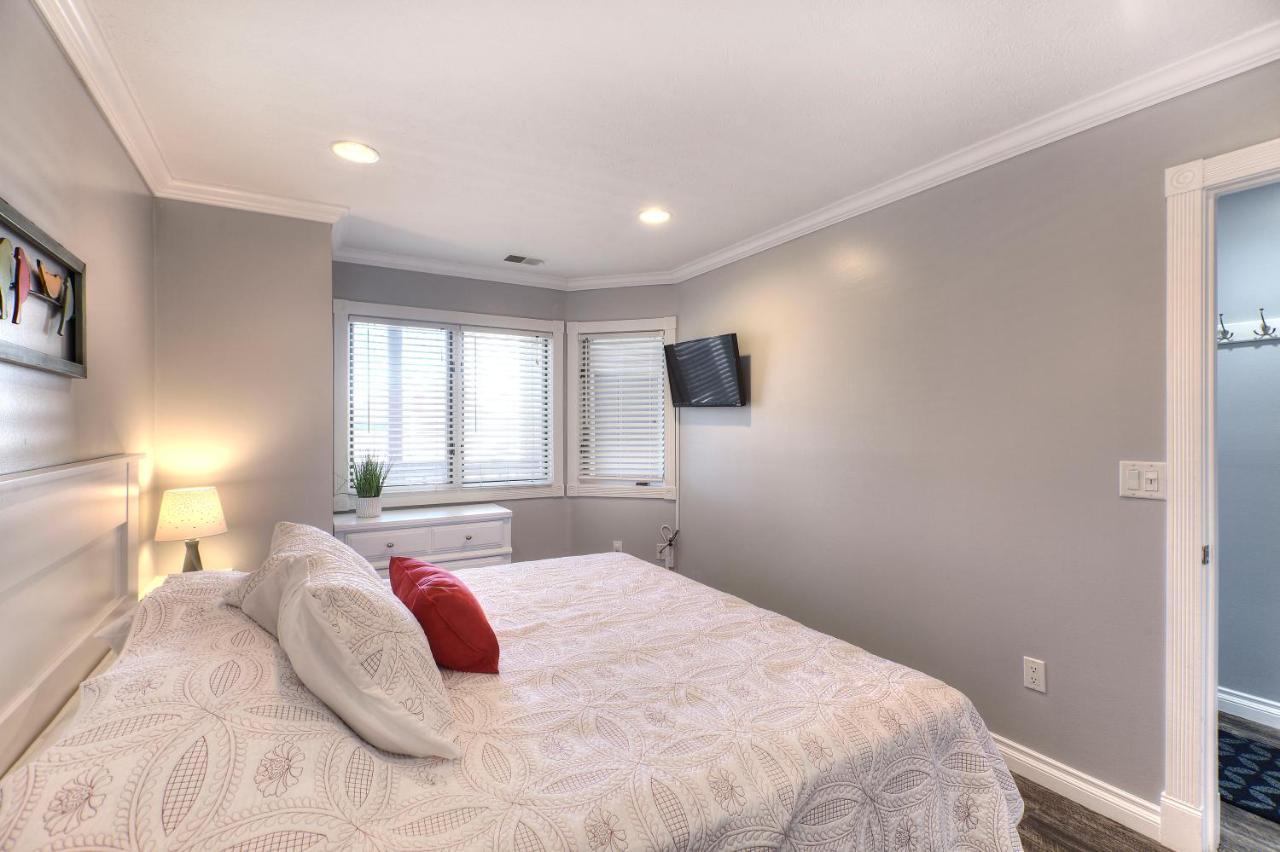 Beachside 216 With Pool Hot Tub And Private Deck Overlooking East Bay Traverse City Exterior photo