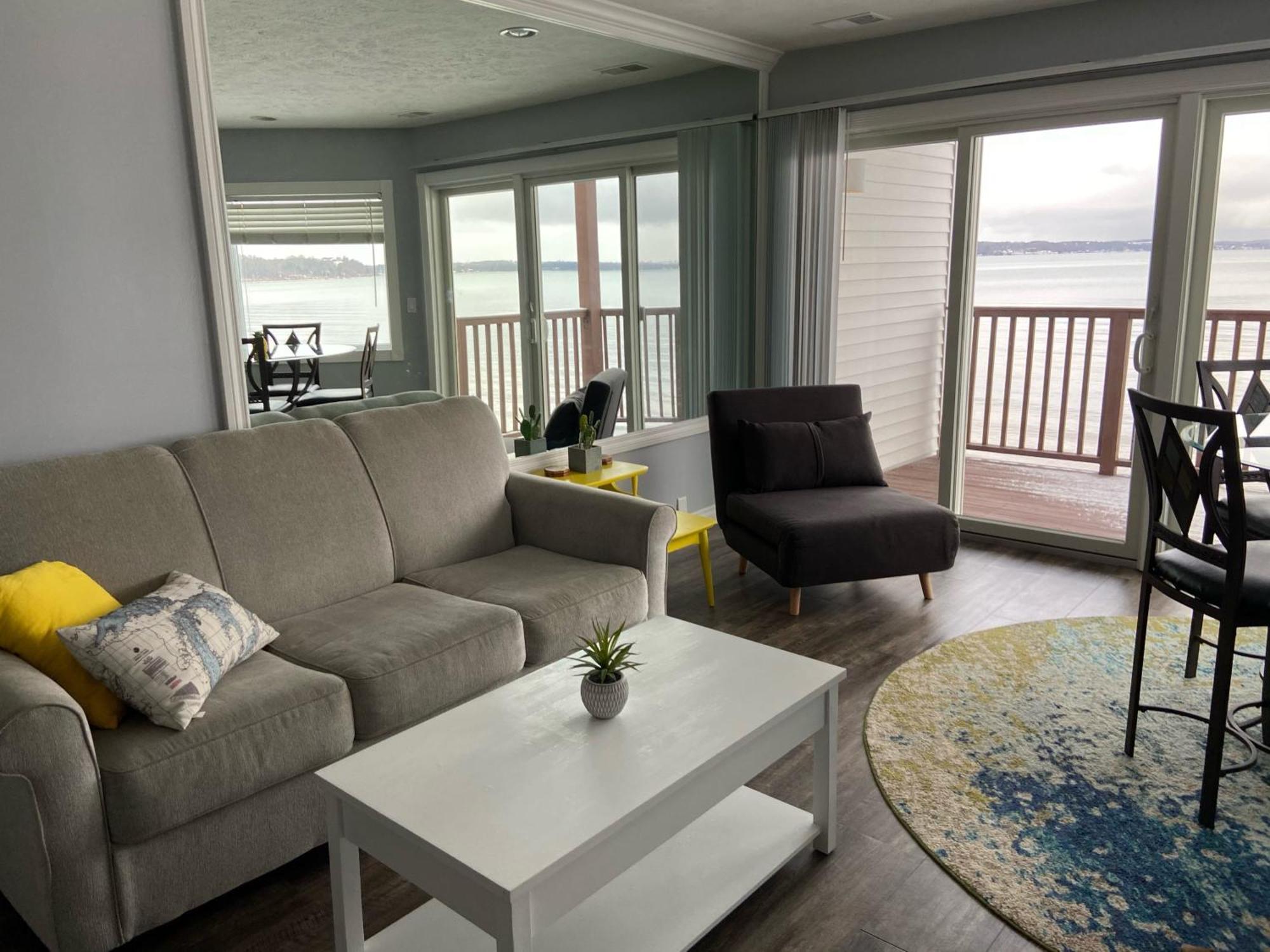 Beachside 216 With Pool Hot Tub And Private Deck Overlooking East Bay Traverse City Exterior photo